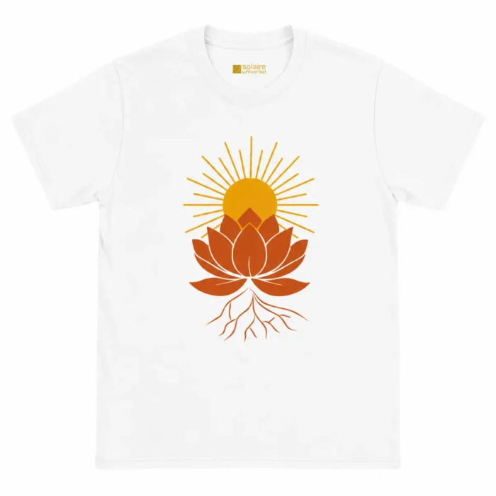 T-shirt blanc vue complète avec logo Solaire Universel au col et design lotus solaire centré